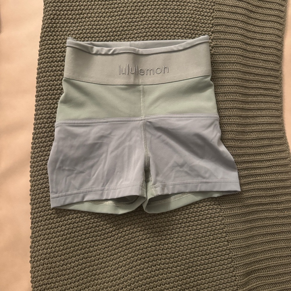 Lululemon Licensed to Train high rise short 2” logo grey/eucalyptus
